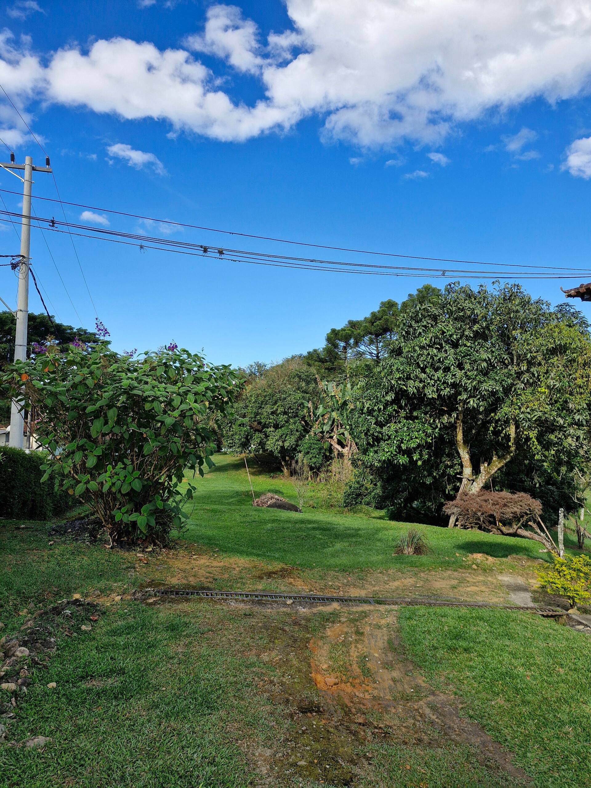 Quintal com vista para serra e céu nublado