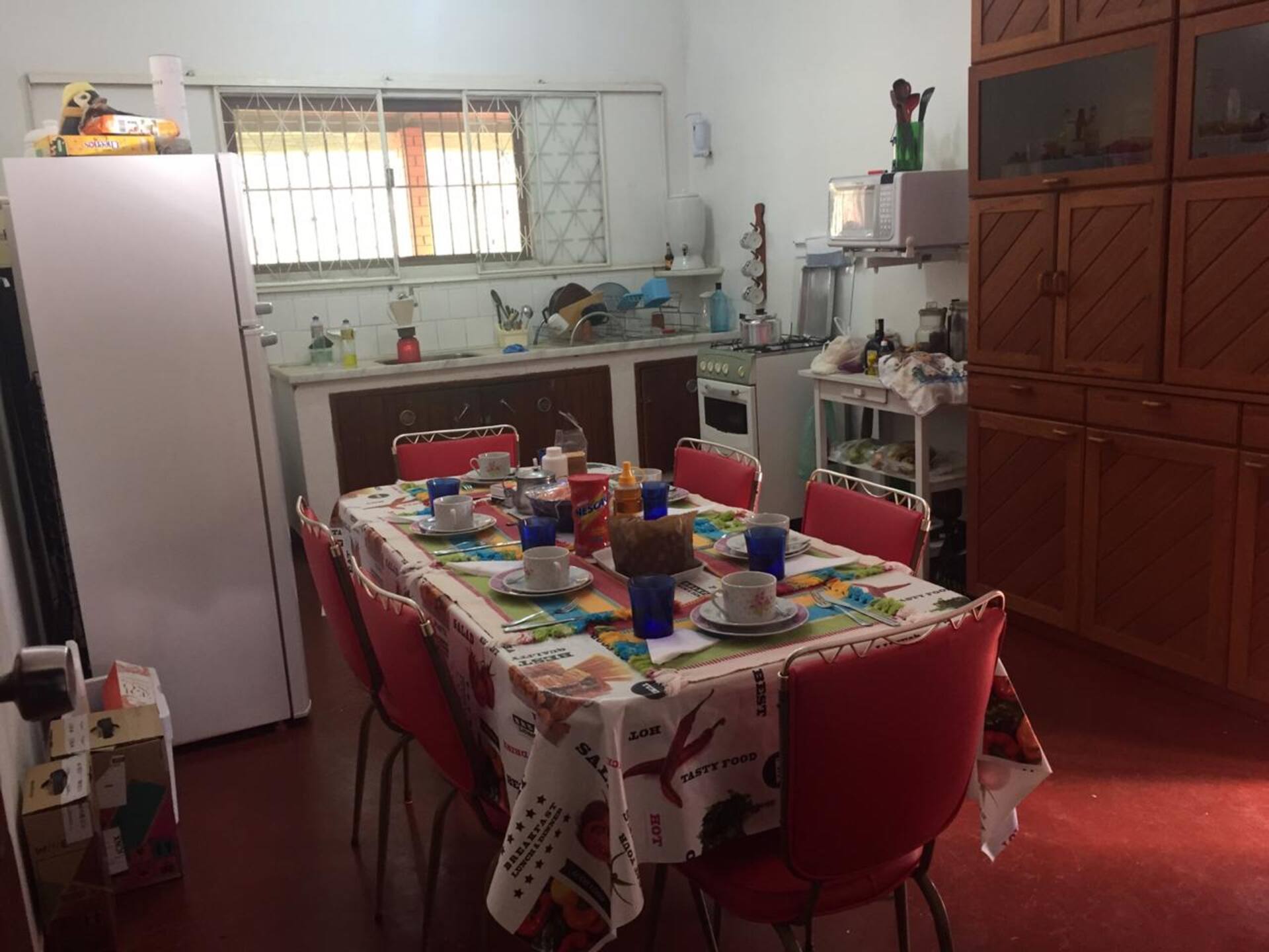 Cozinha equipada da Casa Capelinha para reunir família e amigos na serra