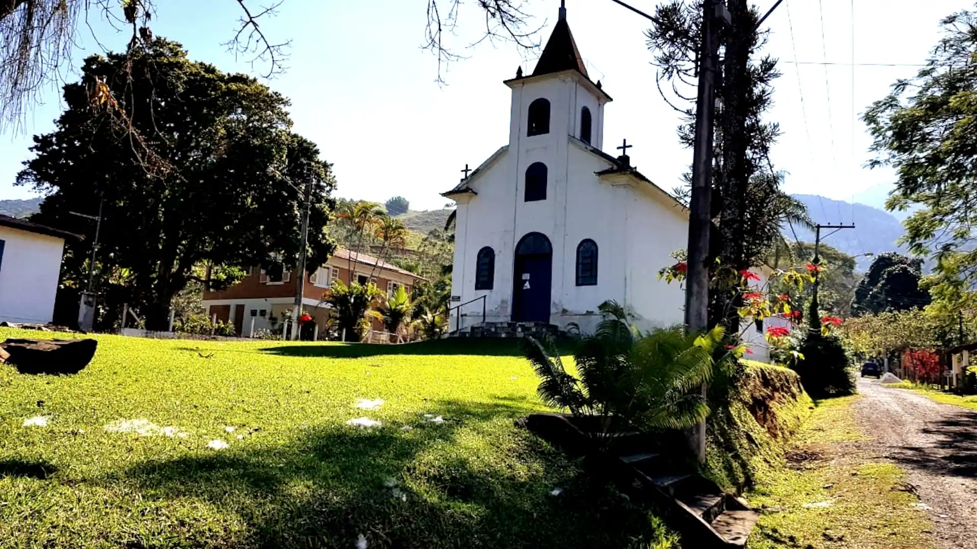 Capelinha histórica a 100 metros da Casa Capelinha