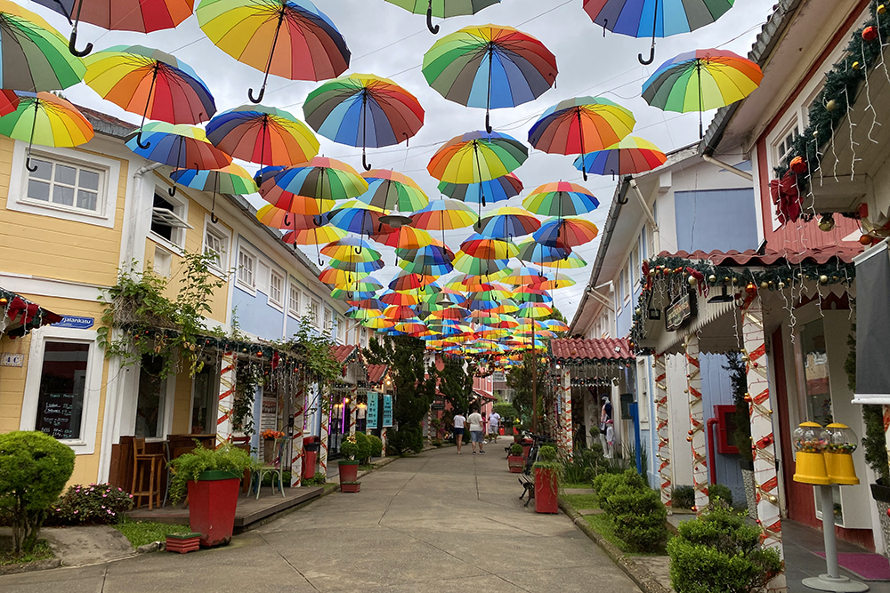 Centro de Penedo no Rio de Janeiro com guarda-chuvas coloridos