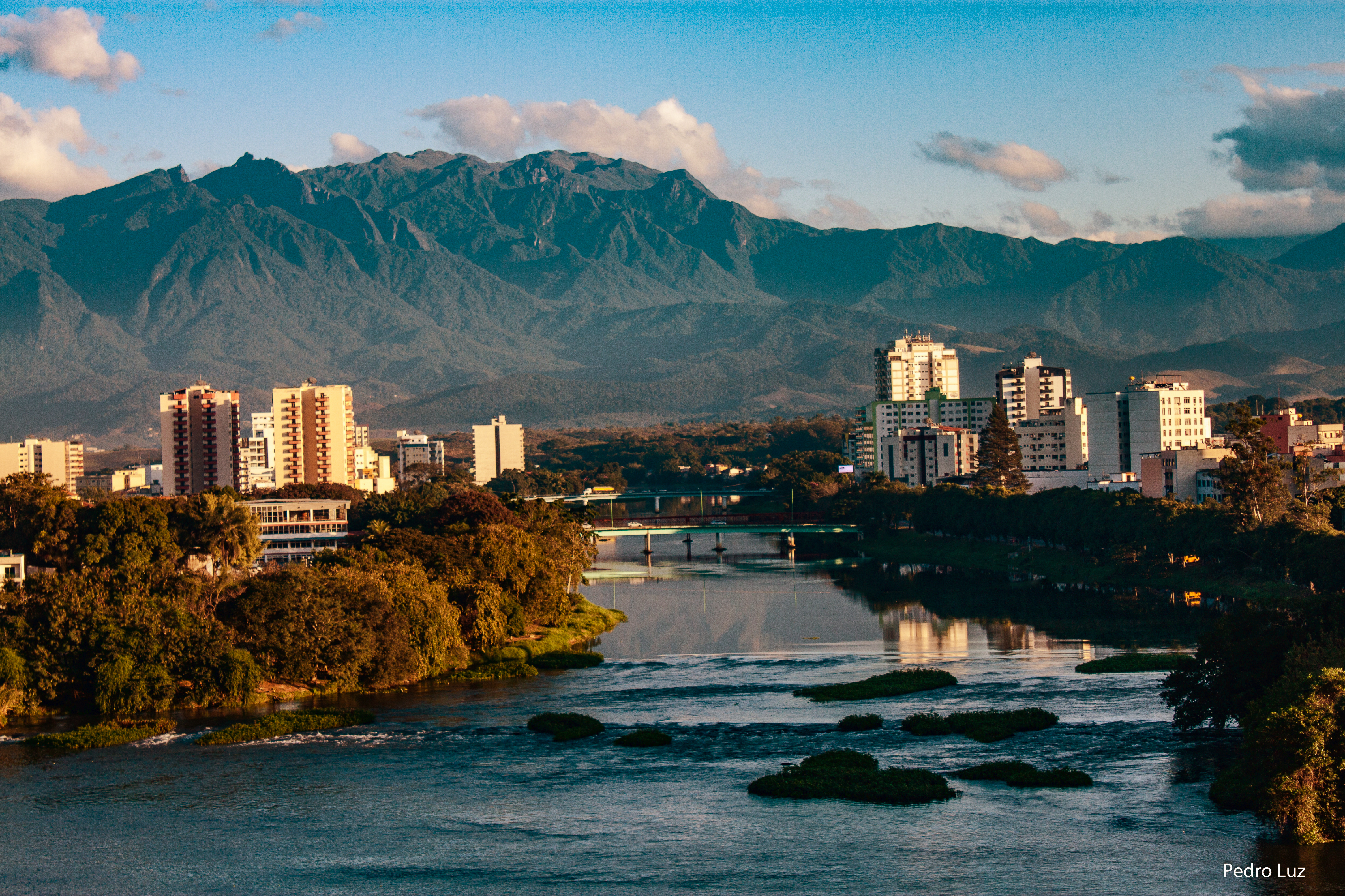 Vista de Resende com rio e montanhas ao fundo