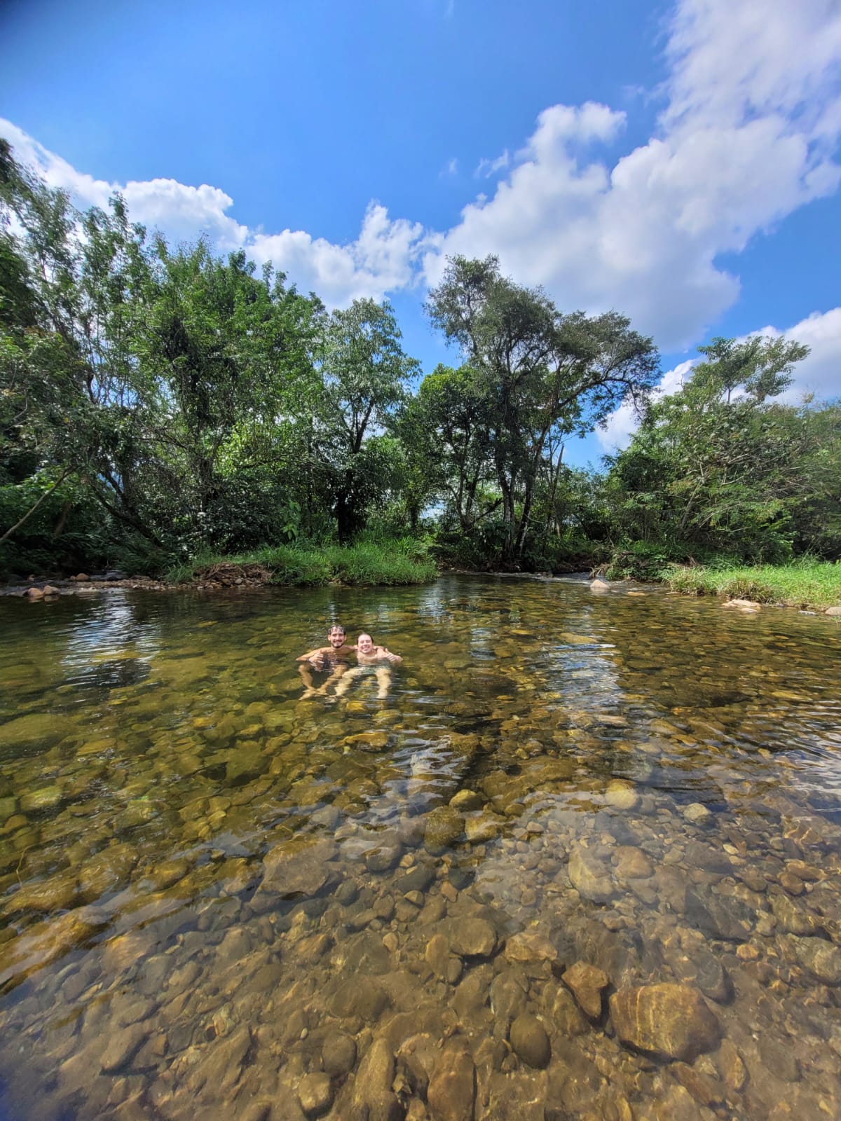 Rio Pirapitinga com água clara perto da Casa Capelinha